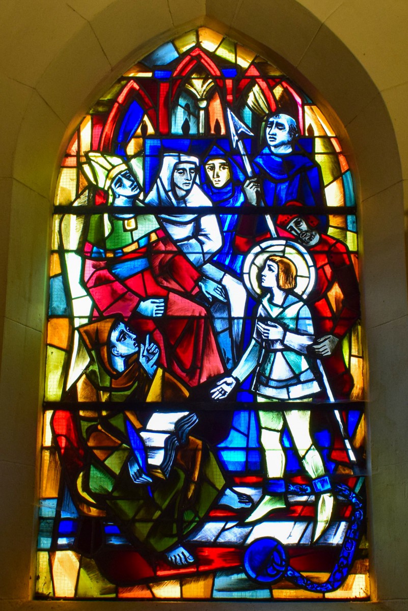Le procès de Jeanne d'Arc à Rouen - vitrail de l'église Saint-Rémy de Domrémy © French Moments