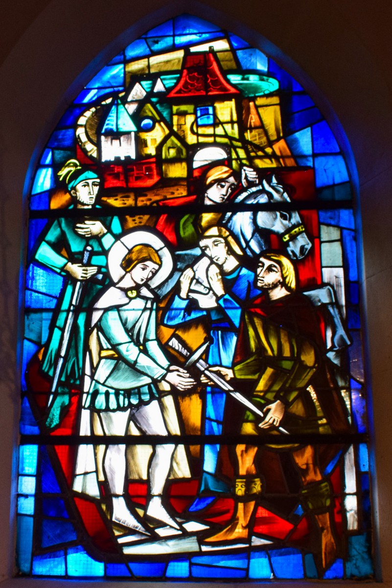 Le départ de Jeanne d'Arc de Vaucouleurs - vitrail de l'Le procès de Jeanne d'Arc à Rouen - vitrail de l'église Saint-Rémy de Domrémy © French Moments 