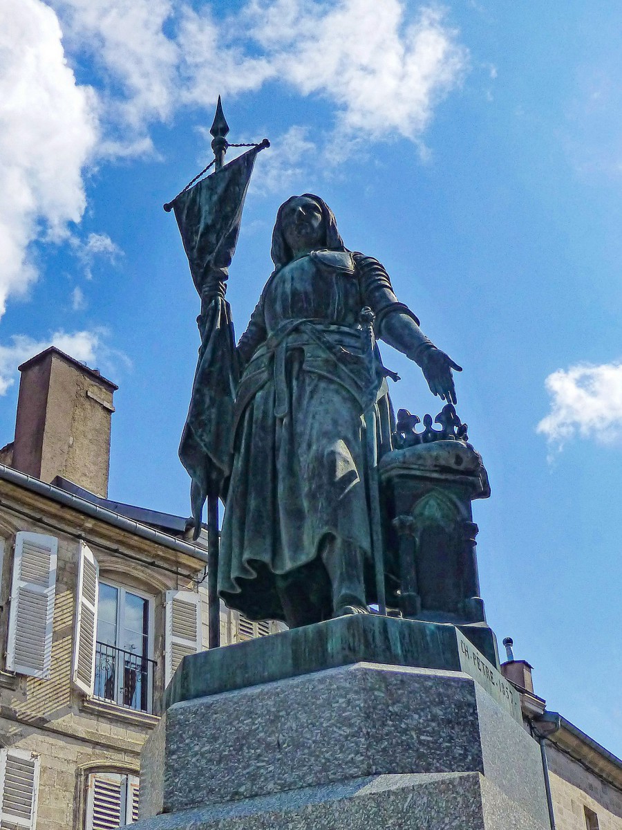Jeanne d'Arc en Lorraine : sa statue à Neufchâteau © Ji-Elle - licence [CC BY-SA 4.0] from Wikimedia Commons