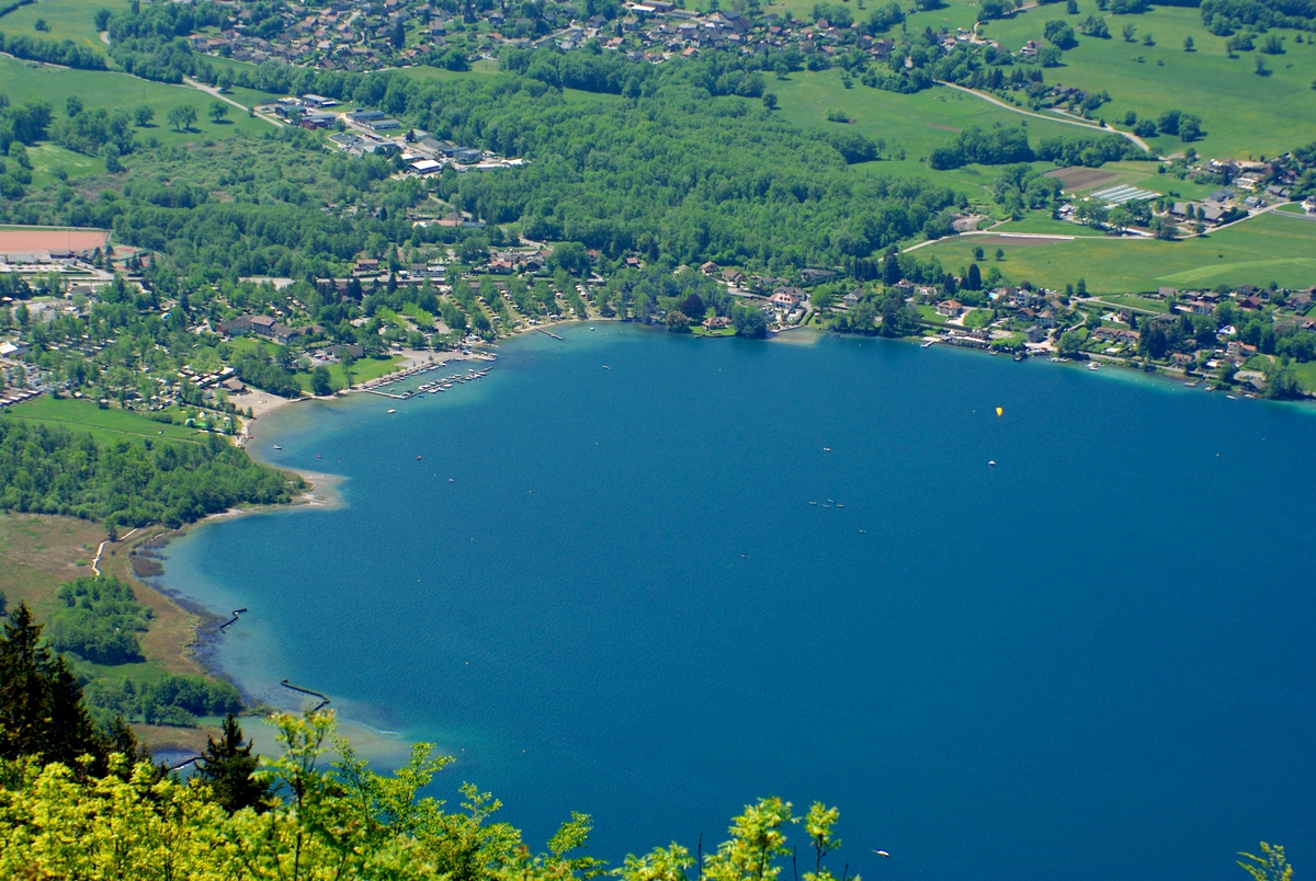Le bout du lac d'Annecy vu du col de la Forclaz © French Moments