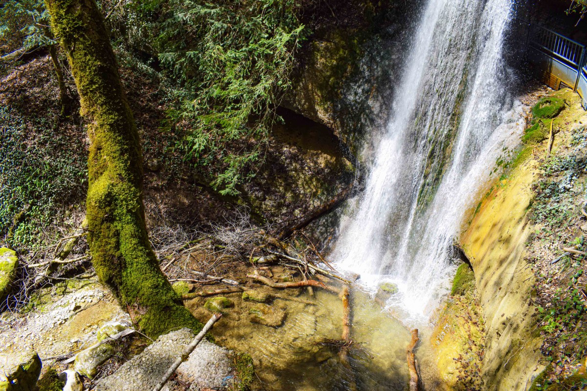 Une des deux cascades d'Angon © French Moments