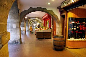 Sous les arcades de la rue Filaterie à Annecy © French Moments