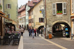 Les arcades de la rue de l'Île à Annecy © French Moments