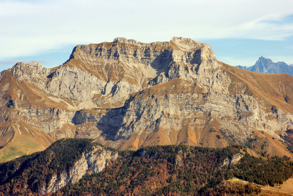 La Tournette en automne vue du Semnoz. Juste à droite, on aperçoit l'Aiguille du Midi ! © French Moments