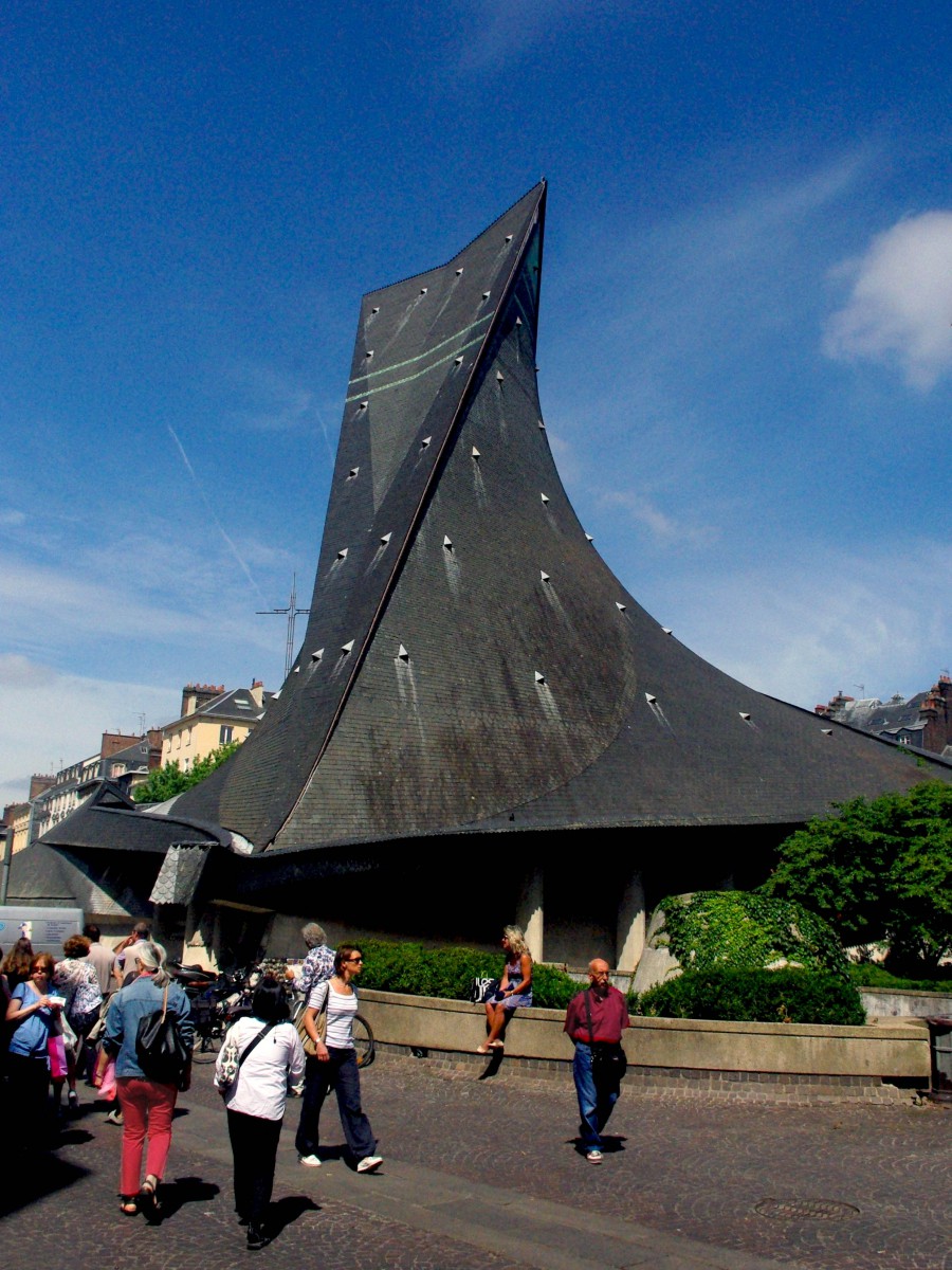 L'extérieur de l'église Sainte Jeanne d'Arc à Rouen © French Moments