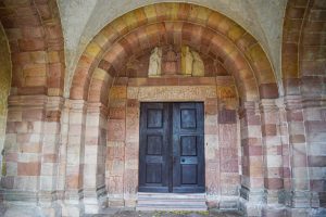 Le portail roman de l'église d'Andlau © French Moments