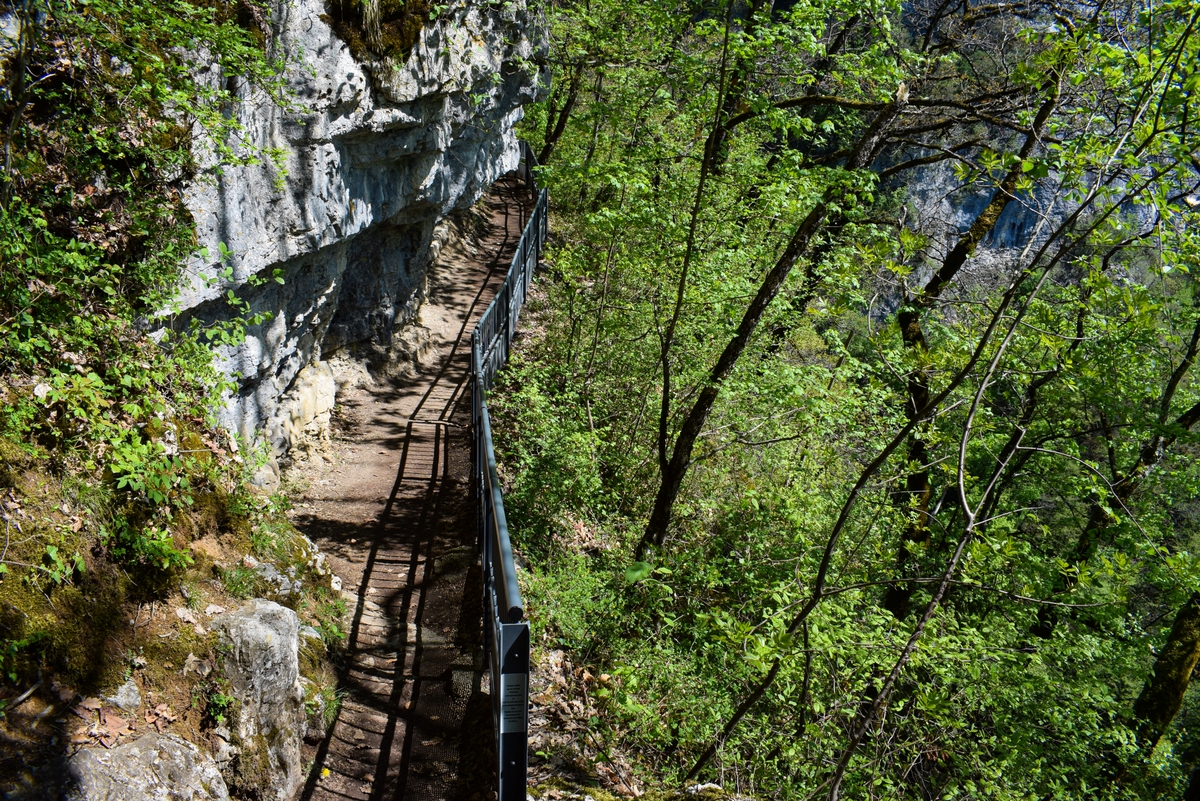 Chemin sécurisé en direction de la cascade d'Angon © French Moments