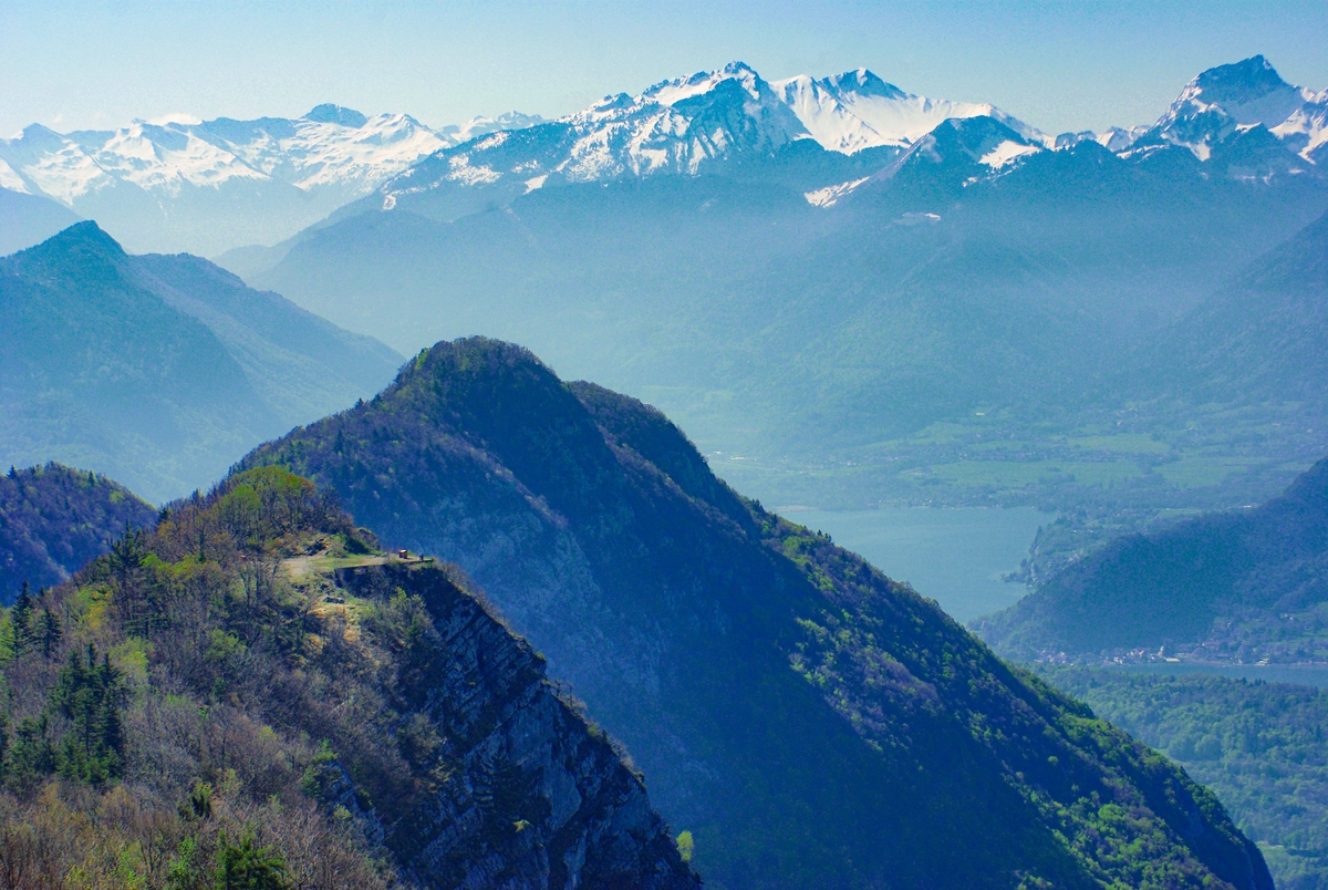 Mont Veyrier Walk 07 © French Moments La vue du mont Veyrier sur les montagnes autour du lac d'Annecy © French Moments