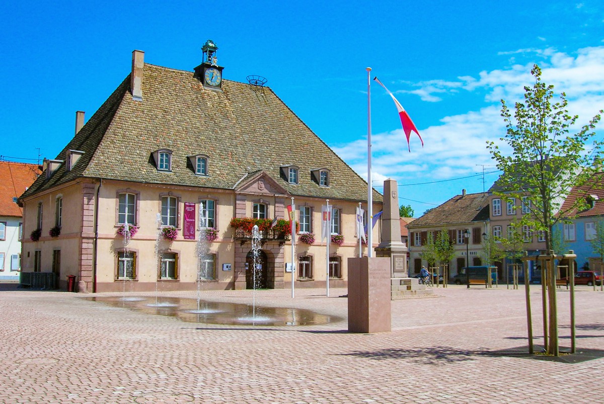 La mairie de Neuf-Brisach [from Wikimedia Commons, domaine public]