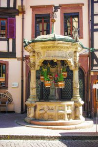 Autour de Strasbourg - le puits Renaissance à Obernai © French Moments
