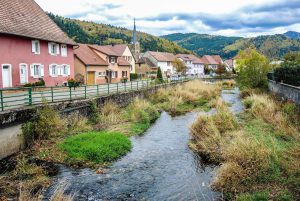 Le village de Dolleren, traversé par une des plus belles pistes cyclables d'Alsace © Espirat - licence [CC BY-SA 4.0] from Wikimedia Commons