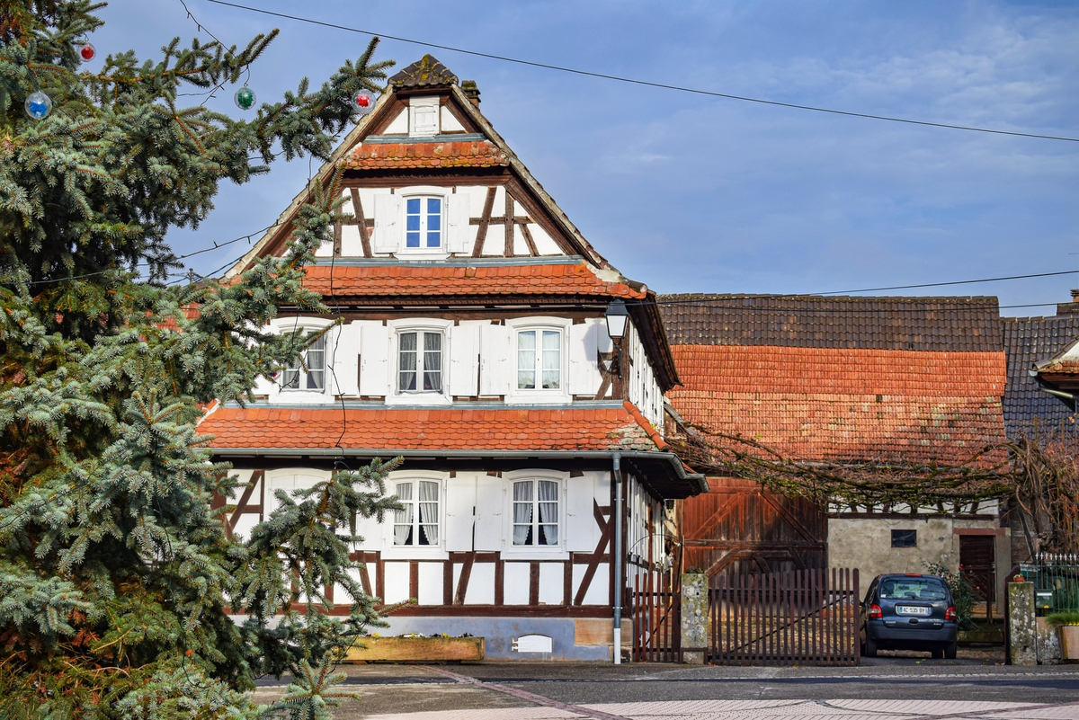 Pas moins de trois auvents pour cette maison de Hunspach ! (place de la mairie) © French Moments