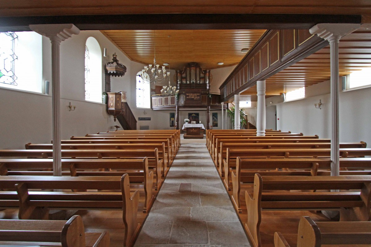 A l'intérieur du Temple Protestant © Gerd Eichmann - licence [CC BY-SA 4.0] from Wikimedia Commons