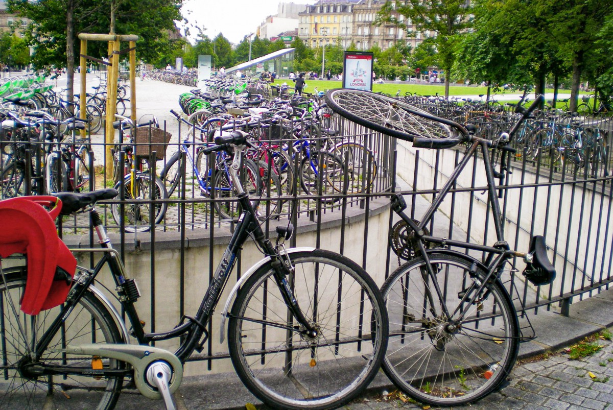 Y-aurait bien encore une petite place pour mon vélo ? Place de la Gare à Strasbourg © French Moments