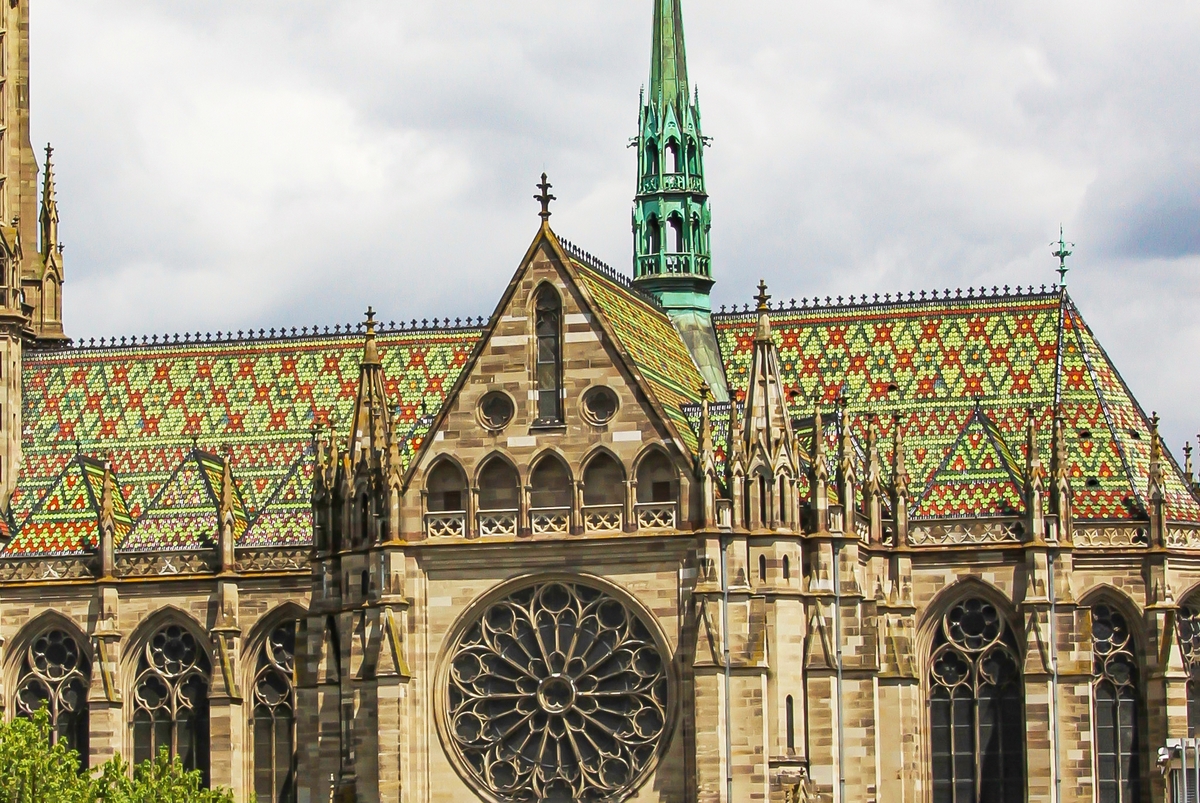 La toiture aux tuiles vernissées de l'église © Gerd Eichmann - licence [CC BY-SA 4.0] from Wikimedia Commons
