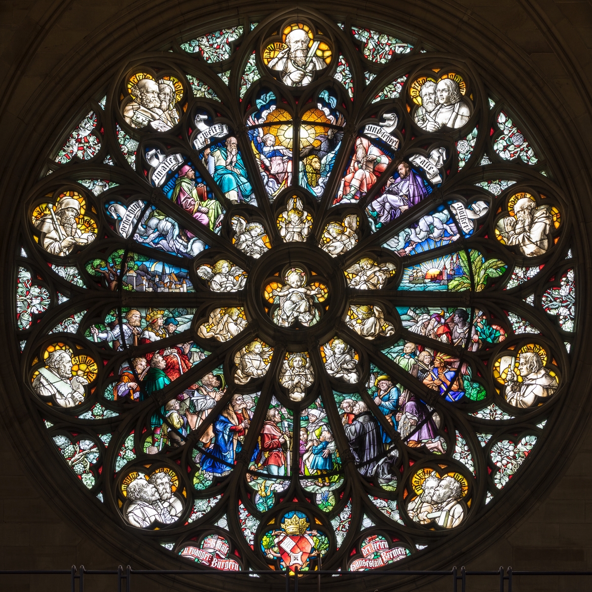 La rosace du transept à droite © Jakob Bradl - licence [CC BY-SA 4.0] from Wikimedia Commons