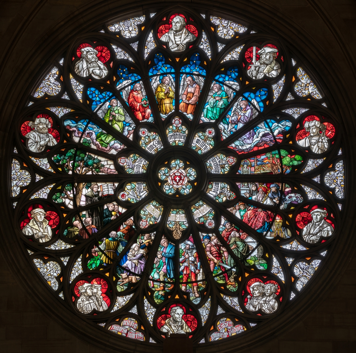 La rosace du transept à gauche © Jakob Bradl - licence [CC BY-SA 4.0] from Wikimedia Commons
