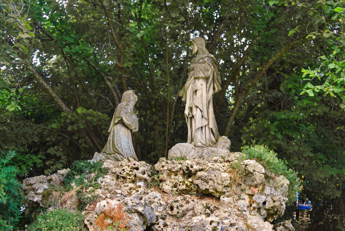 La sculpture du Sacré-Cœur dans le parc de la Cure d'Air © French Moments