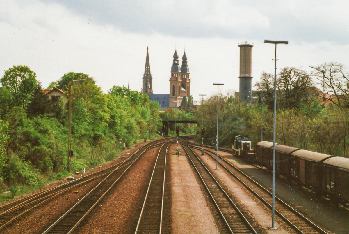 Les deux églises "rivales" vues depuis la gare de Spire le 16 avril 1990 © Francis Guernier - French Moments