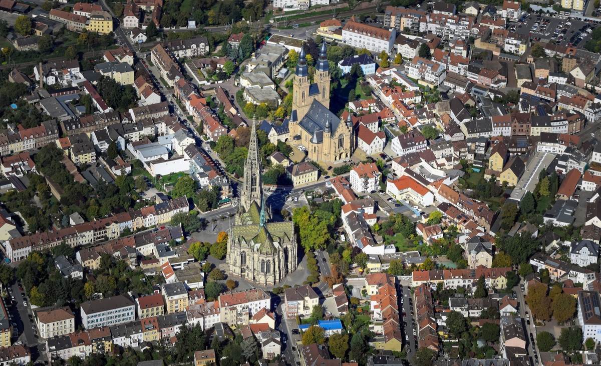 La Gedächtniskirche et l'église Saint-Joseph vues du ciel © Rolf Kickuth - licence [CC BY-SA 4.0] from Wikimedia Commons