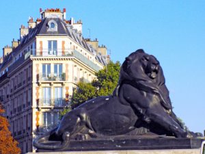 Le Lion de Belfort au centre de la place Denfert-Rochereau à Paris © French Moments