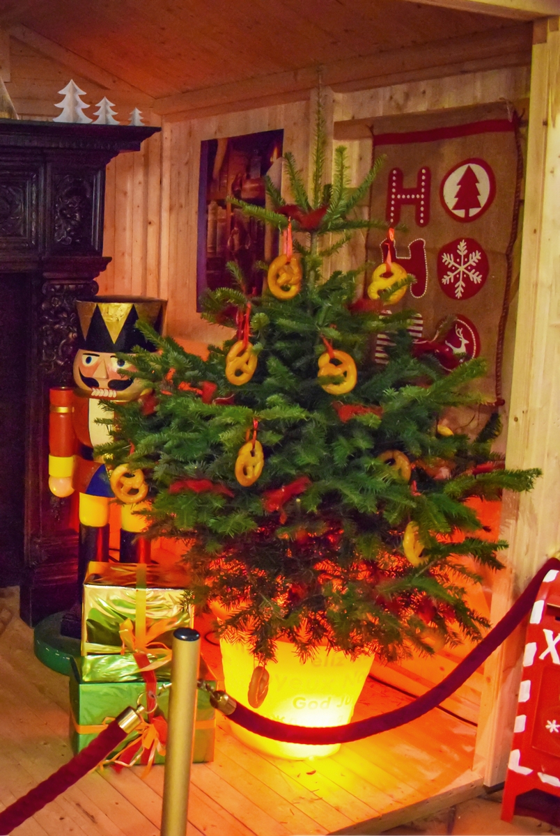 Sapin de Noël décoré de bretzels à Sélestat © French Moments