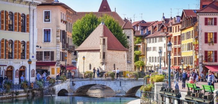 Visiter Annecy : La vue du pont de la Halle © French Moments
