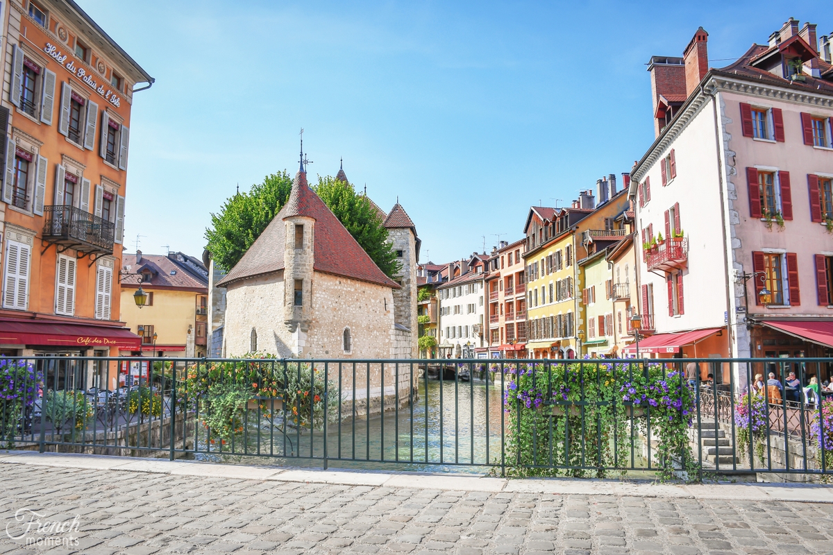 Annecy en famille : Le pont Perrière et le Palais de l'Île © French Moments