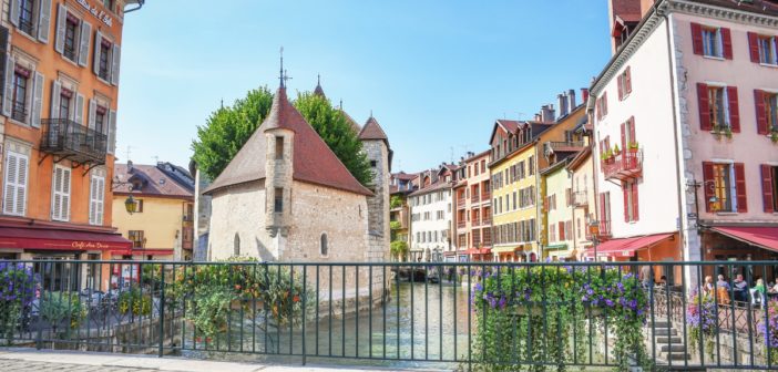 Annecy en famille : Le pont Perrière et le Palais de l'Île © French Moments