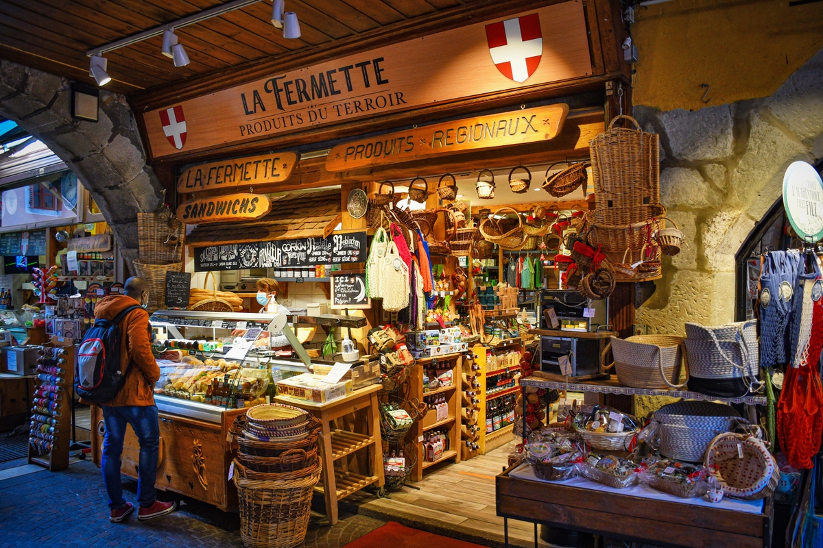 Boutique sous les arcades à Annecy © French Moments