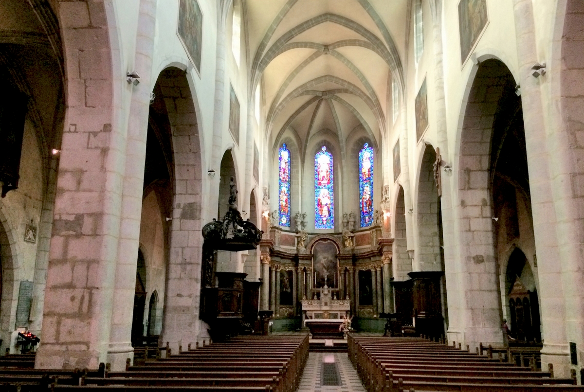 La nef de la cathédrale Saint-Pierre d'Annecy © French Moments