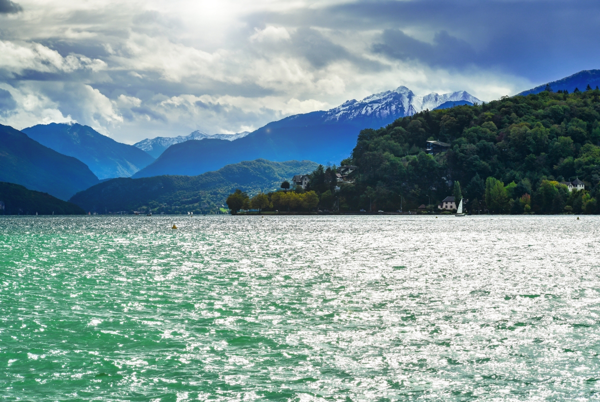 Au bord du Lac d'Annecy © French Moments