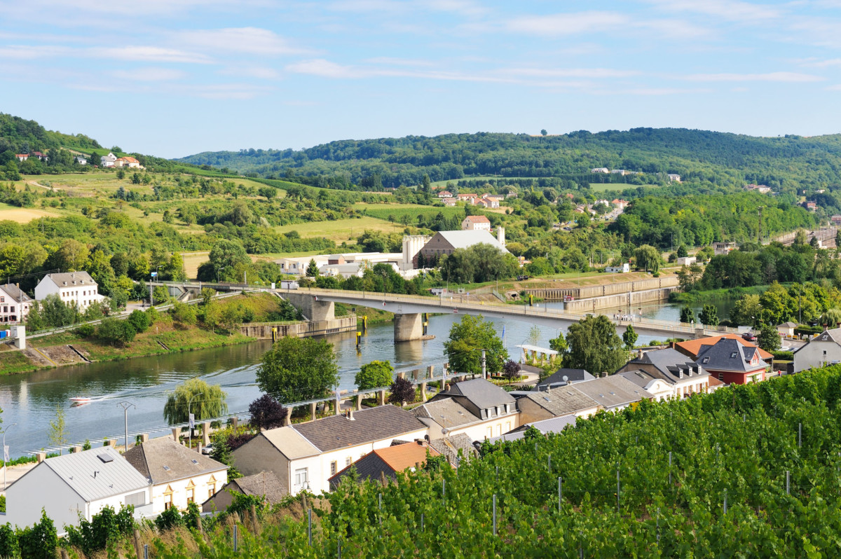 La Moselle à Schengen vue du Markusberg © Cayambe - licence [CC BY-SA 3.0] from Wikimedia Commons