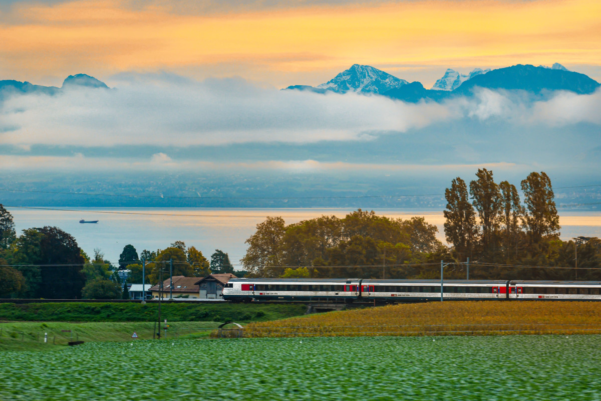 Train au bord du Léman en Suisse © French Moments