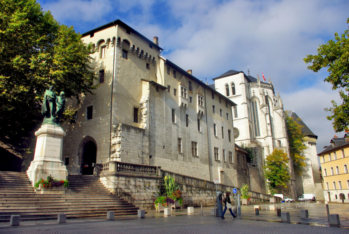 Chambery-Place-du-Chateau-01-©-French-Moments Château des ducs de Savoie à Chambéry © French Moments