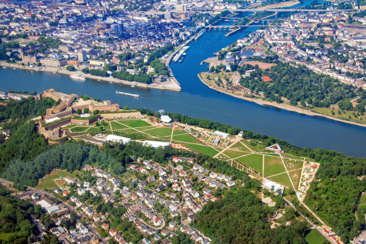 La confluence du Rhin et de la Moselle à Coblence © Holger Weinandt - licence [CC BY-SA 3.0 de] from Wikimedia Commons