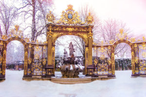 La fontaine d'Amphitrite et les grilles en fer forgé © French Moments