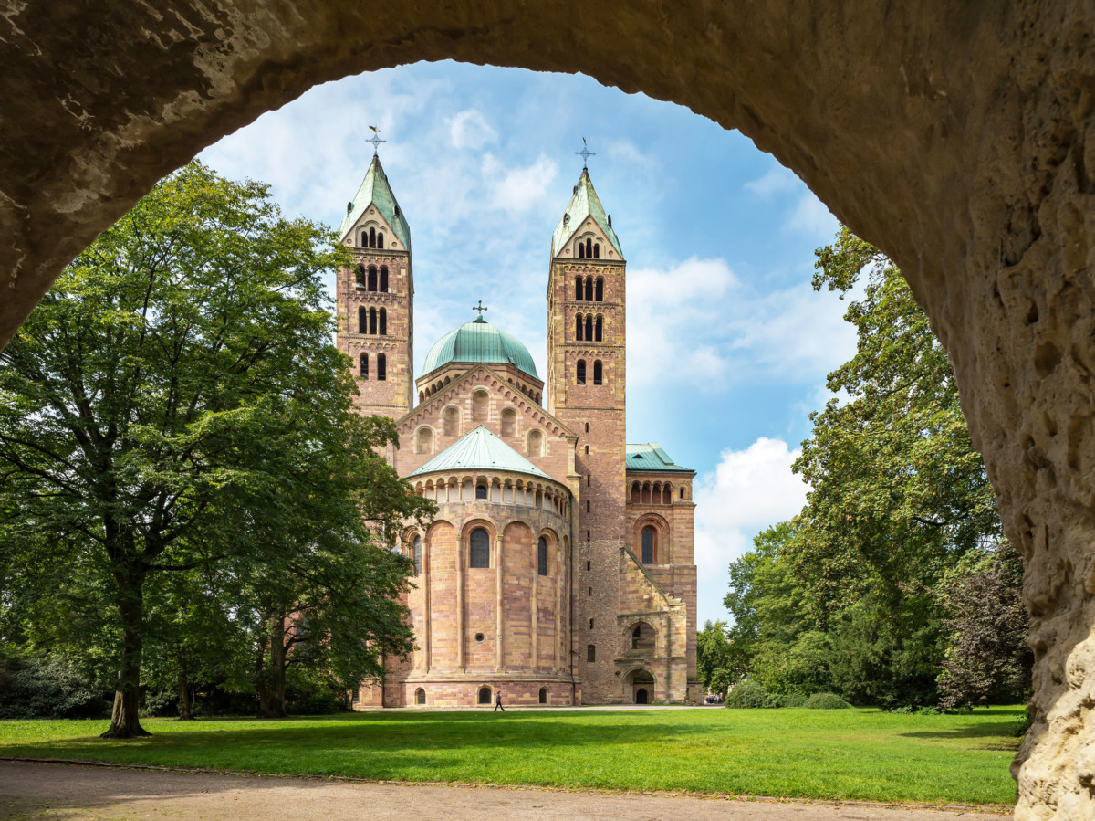 La cathédrale de Spire vue sous l'arche de la tour des Païens © Roman Eisele - licence [CC BY-SA 4.0] from Wikimedia Commons