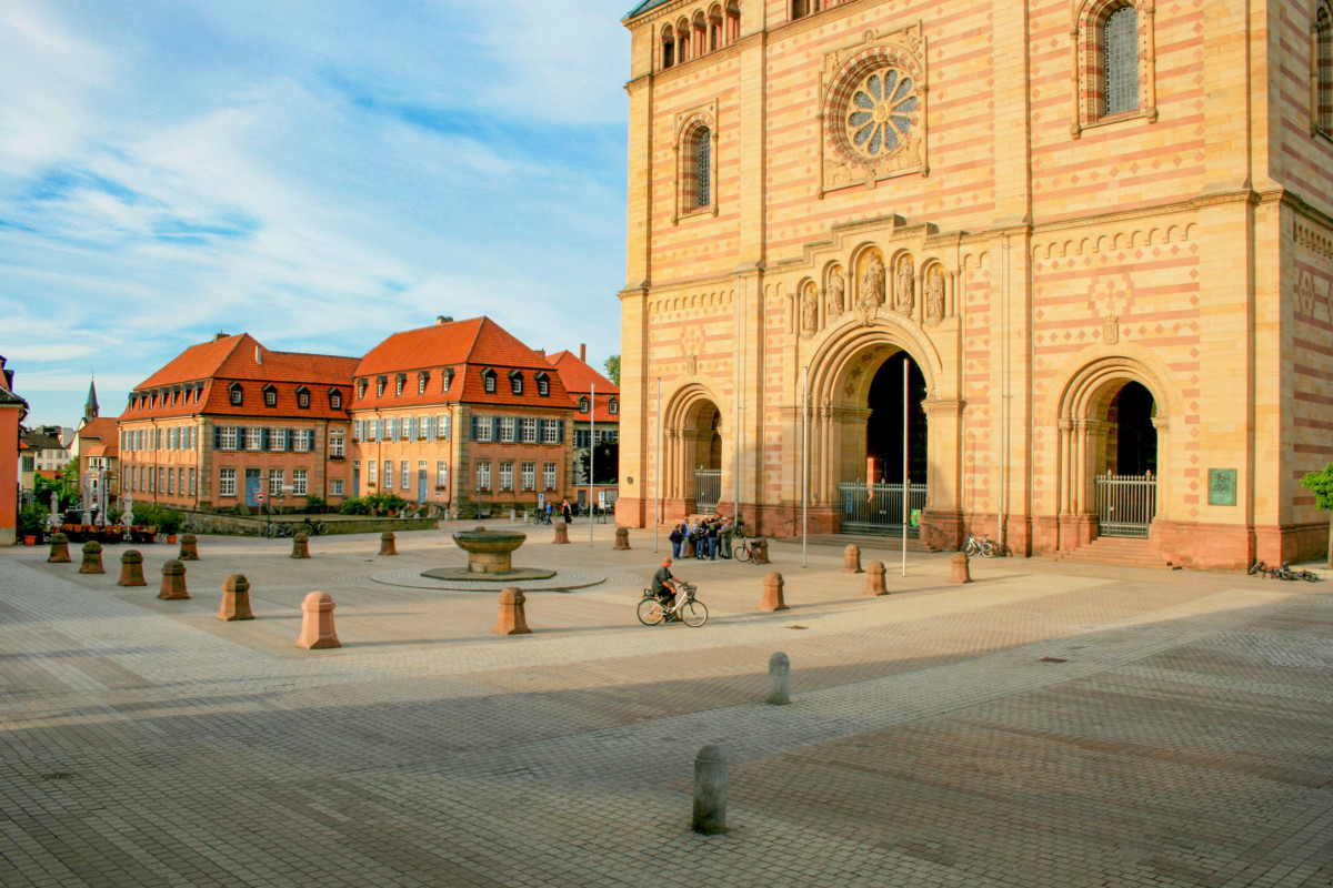 La place de la cathédrale (Domplatz) © Matthias.kammerer - licence [CC BY-SA 4.0] from Wikimedia Commons