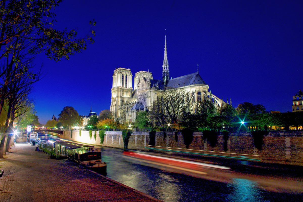 Notre-Dame de Paris by night © French Moments