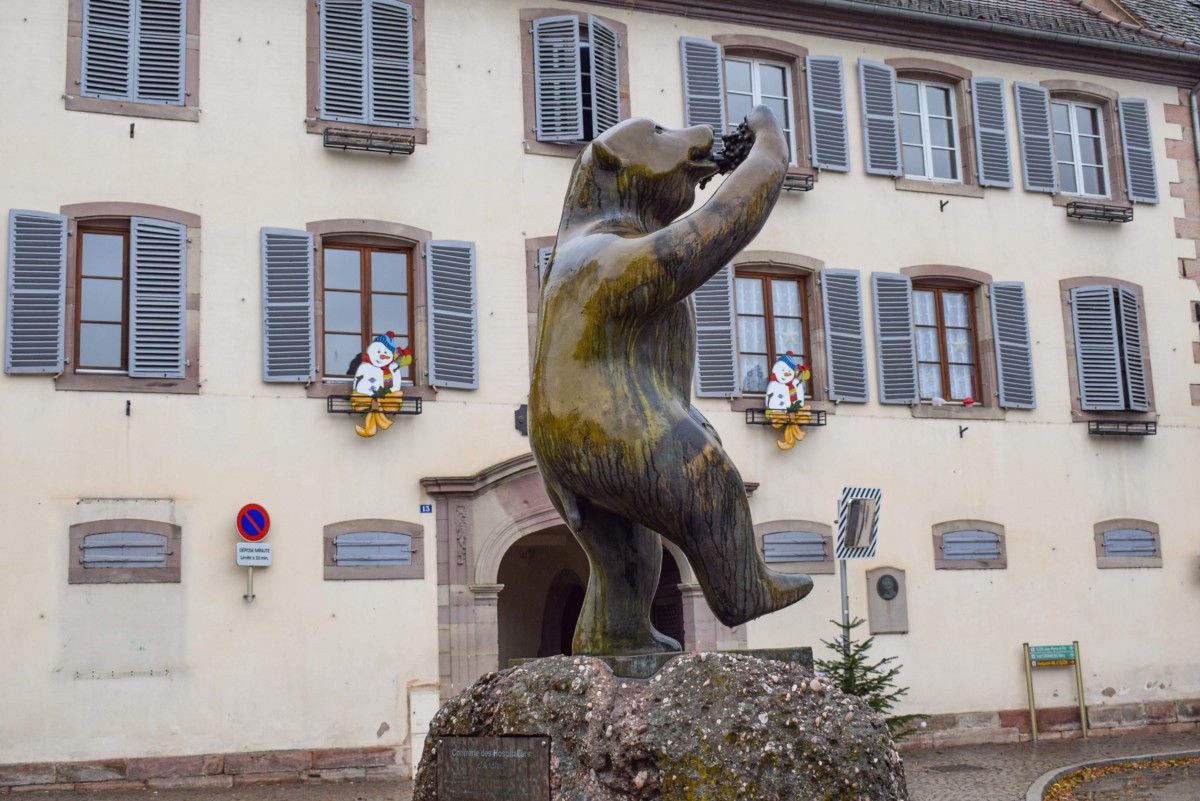 La statue de l'ours d'Andlau à la grappe © French Moments