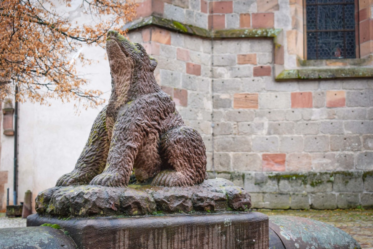 La statue de l'ours d'Andlau, Cours de l'abbaye © French Moments