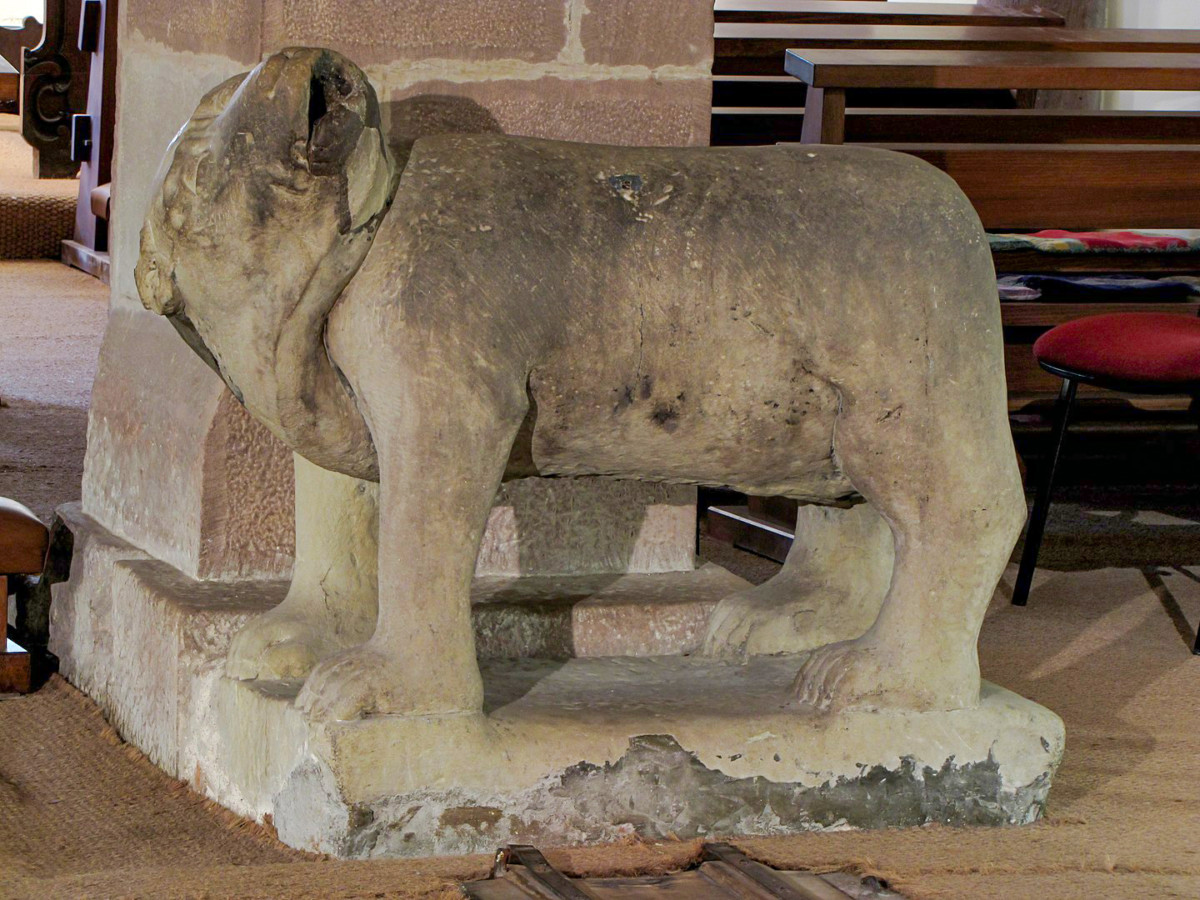 L'ours en grès (crypte de l'église) © Ralph Hammann - licence [CC BY-SA 4.0] from Wikimedia Commons