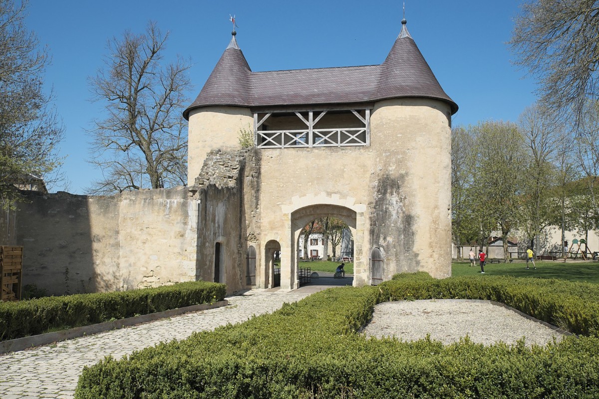 Autour de Nancy - La porte fortifiée du château de Vic-sur-Seille © GFreihalter - licence [CC BY-SA 3.0] from Wikimedia Commons