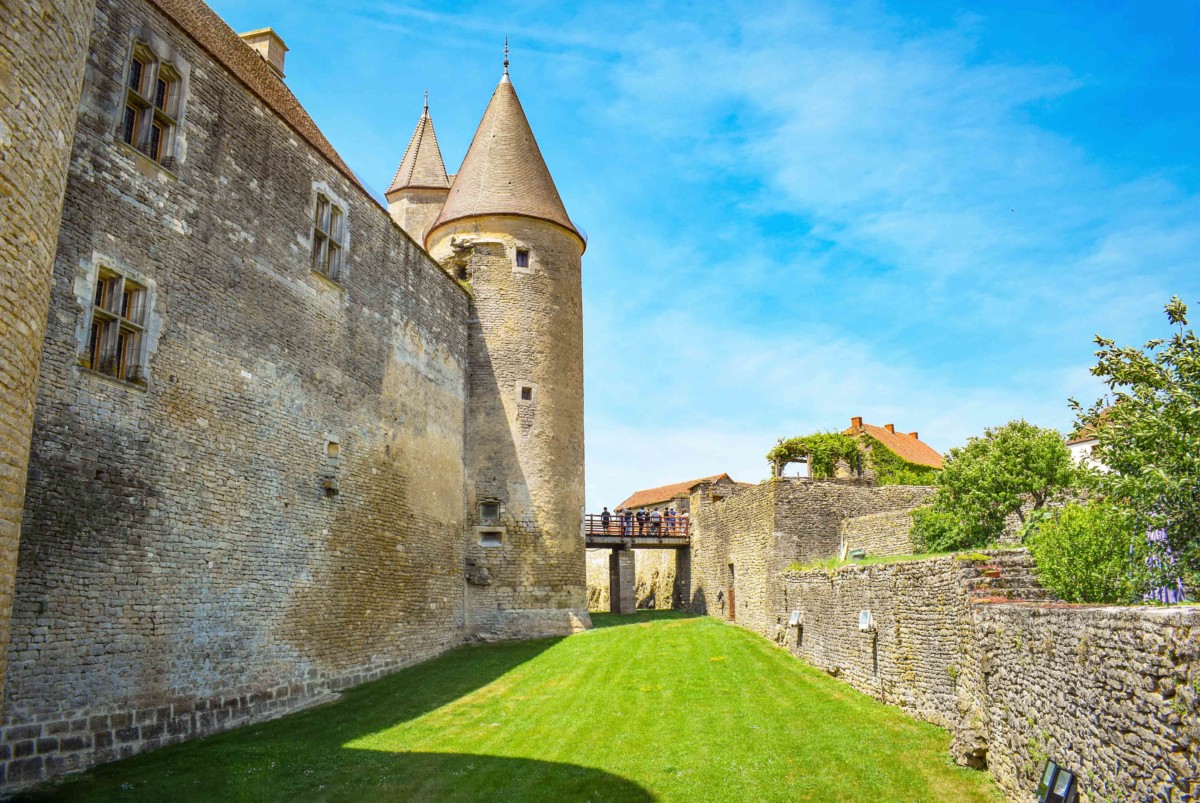 Les douves du château de Châteauneuf-en-Auxois © French Moments