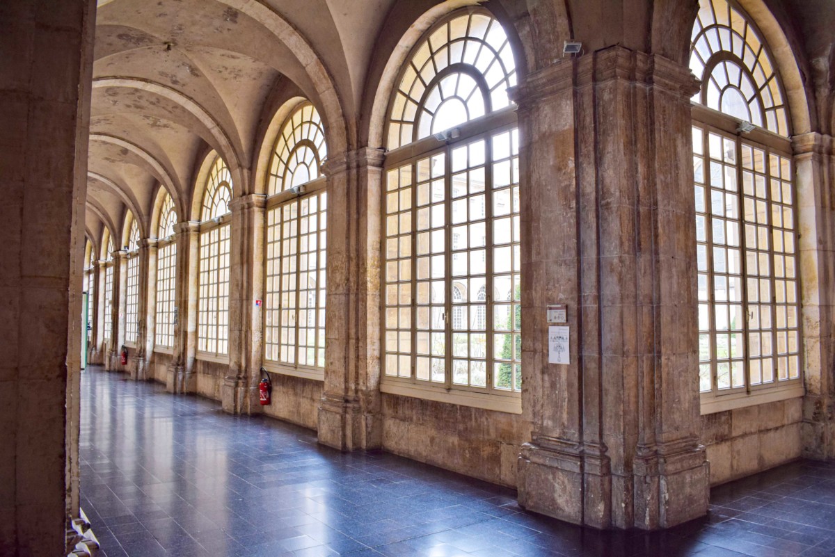 Couloir du cloître de l'abbaye des Prémontrés © French Moments