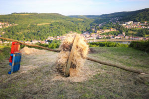 Contz-les-Bains - Roue bourrée avec les sarments de vignes et la paille © Thomgege - licence [CC BY-SA 3.0] from Wikimedia Commons