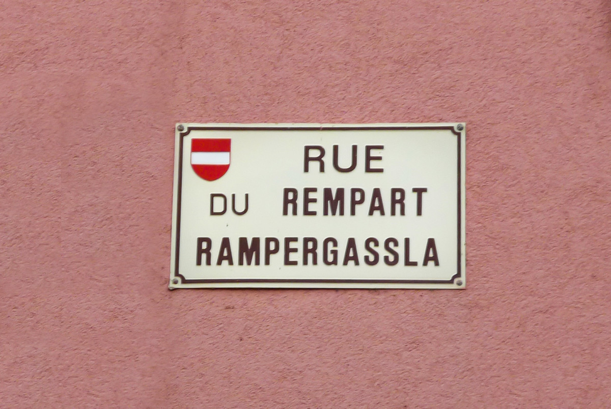 Plaque de rue bilingue à Ensisheim © French Moments