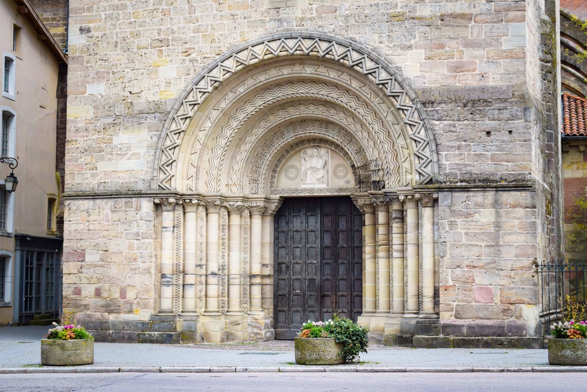 Portail néo-roman, basilique Saint-Maurice © French Moments