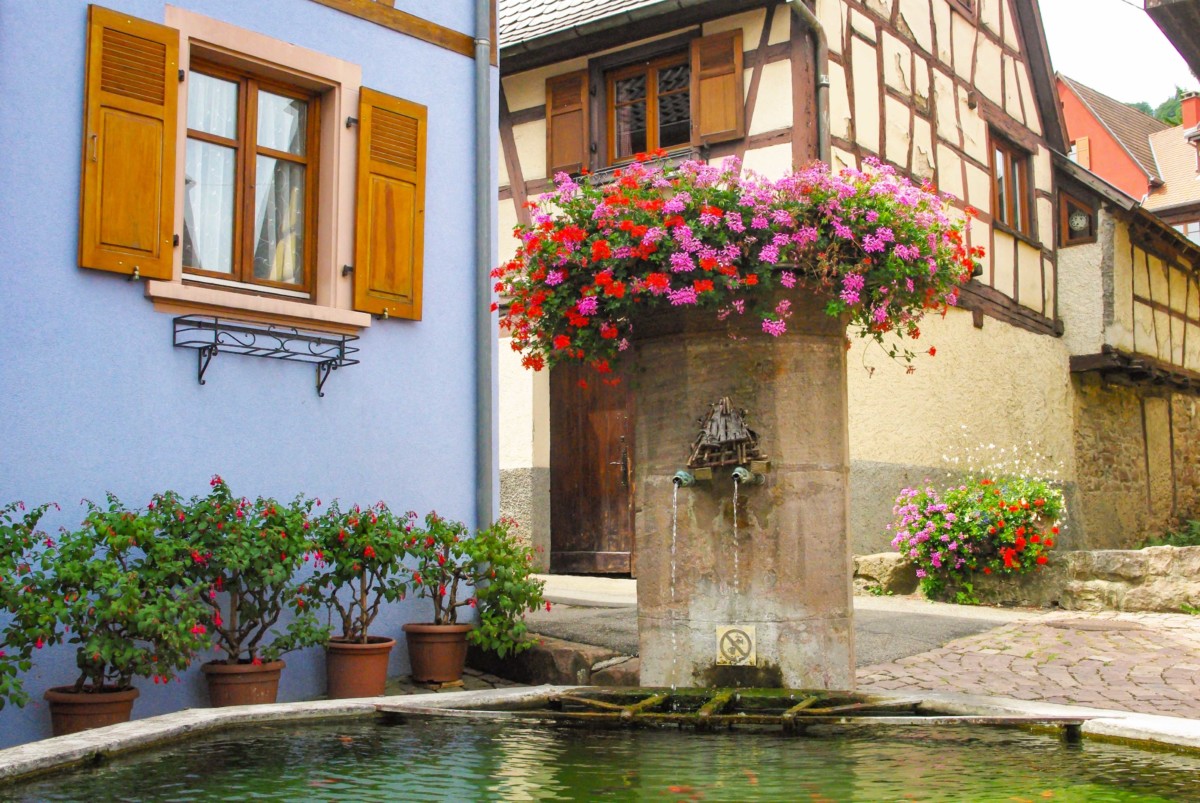 Fontaine à Gueberschwihr, Alsace © French Moments